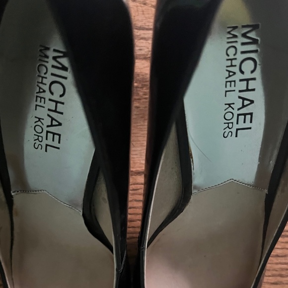MICHAEL Michael Kors Black Patent Pumps   4" High Heel   Size 8.5 - Picture 4 of 10
